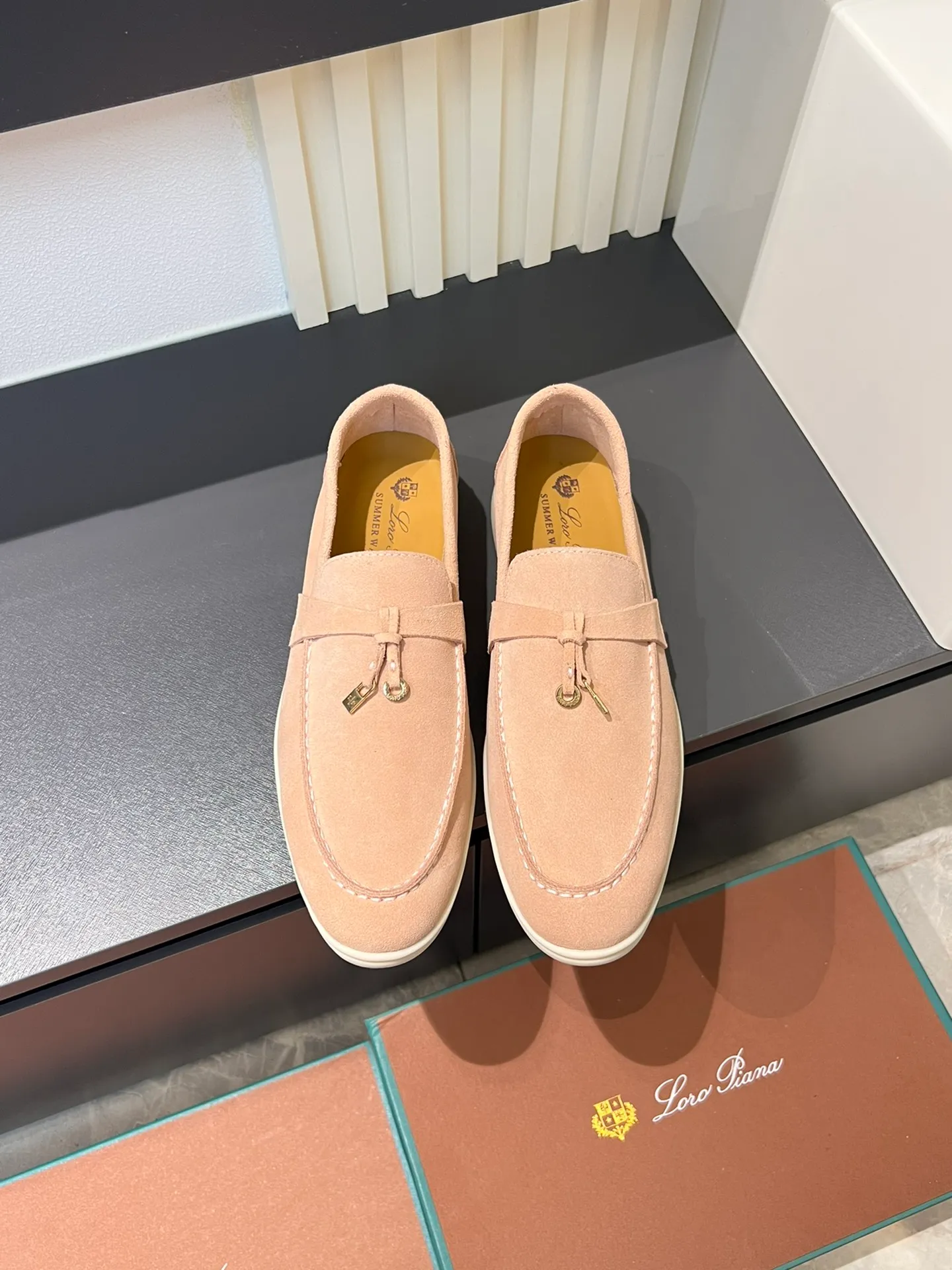 Men's shoes 💰p360 "Loro men's shoes 💰pian'*" Classic L men's shoes for couples 💰p Top version British flat loafers, a must-have item in old money style, the minimalist design is eye-catching and durable, a plus point for dressing The soft foot feel and texture are outstanding. They don’t scratch your feet and are very nice. They are matched with soft and waxy soles. They can be worn daily for a long time without getting tired. They are easy to wear, versatile and classic items, with perfect foot feel and texture! Imported cashmere fabric, the lining is made of imported A-grade water-dyed cow lining, the top version of the genuine leather midsole is sewn with pure handmade mark thread! Size: Female 35-40 (34. Customized) Male 38-44 (45.46. Customized)